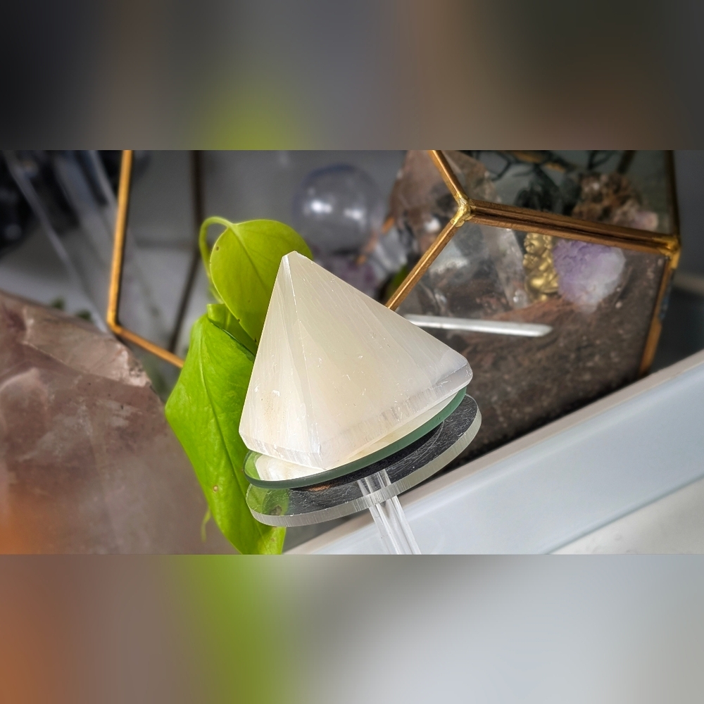 Selenite Crystal Pyramid - Picture 2 of 8